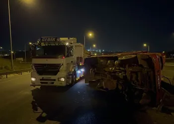Virajı dönemeyen odun yüklü kamyon devrildi