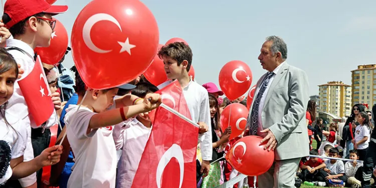 Talas’ta 23 Nisan coşkusu alanlardan taştı