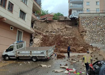 Bursa’da istinat duvarı apartmanın üzerine çöktü