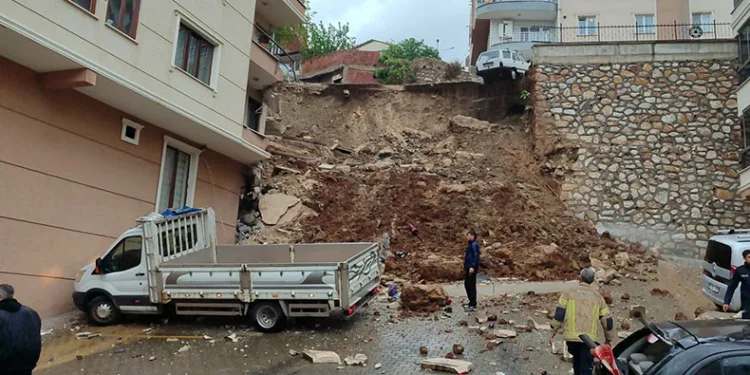 Bursa’da istinat duvarı apartmanın üzerine çöktü