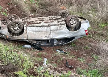 Adıyaman’da otomobil şarampole yuvarlandı