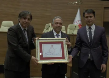 Başkan Yalçın mazbatasını aldı
