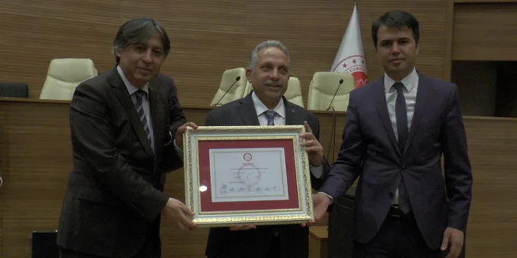 Başkan Yalçın mazbatasını aldı