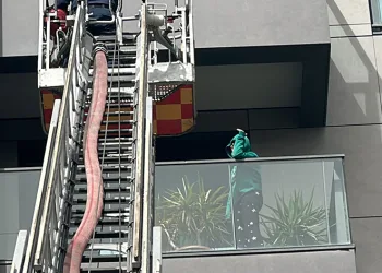 Balkonda genç kızı kurtarma operasyonu