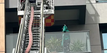 Balkonda genç kızı kurtarma operasyonu