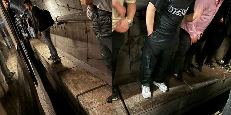 İstanbul’da metro arızalandı yolcular tünelde yürüdü