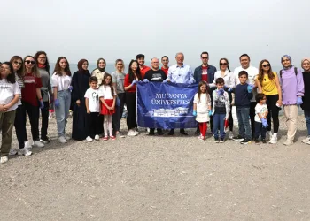 MUDÜ’lü öğrenciler Mudanya sahilini temizledi