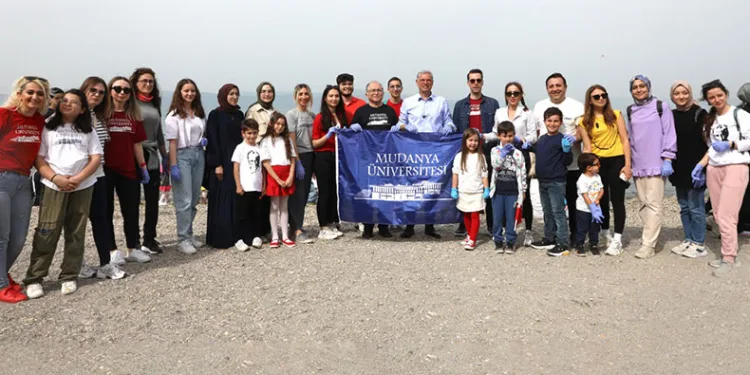 MUDÜ’lü öğrenciler Mudanya sahilini temizledi