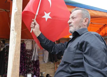 Vasiyeti bayrak olan şehidin babası her yeri bayrakla donatıyor