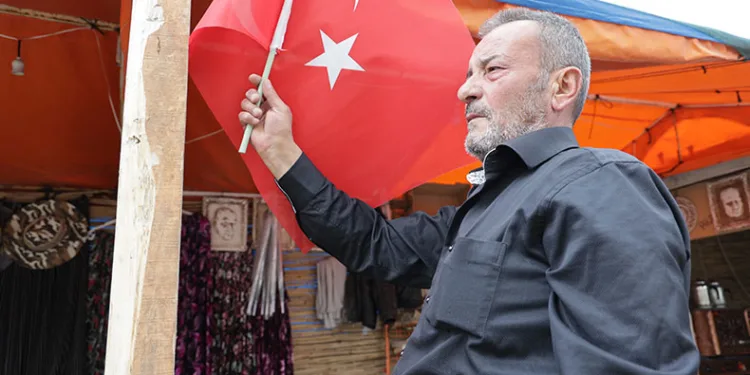 Vasiyeti bayrak olan şehidin babası her yeri bayrakla donatıyor