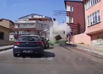 Otobüsün su borusu bomba gibi patladı