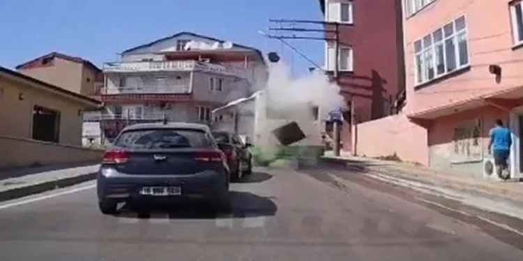 Otobüsün su borusu bomba gibi patladı