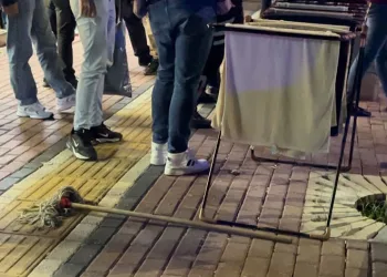 Bursa’da sandalyeler havada uçuştu