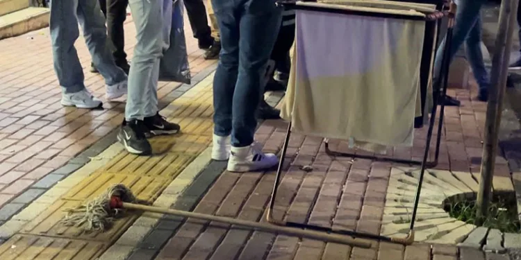 Bursa’da sandalyeler havada uçuştu