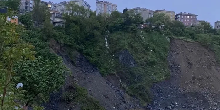 Gaziosmanpaşa’da toprak kayması