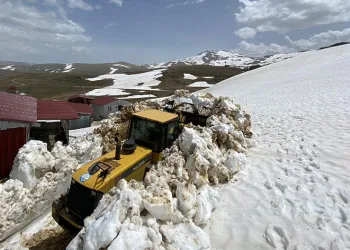 Trabzon’da karla kaplı yayla yolları açılıyor