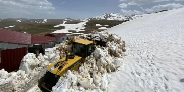 Trabzon’da karla kaplı yayla yolları açılıyor