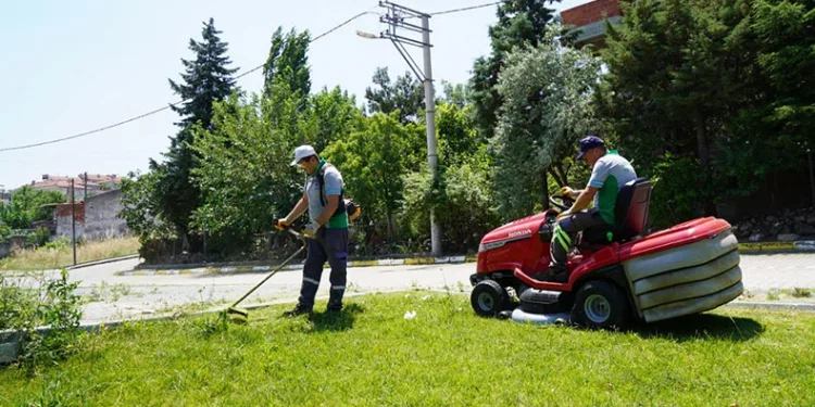 Altıeylül’de parklara bahar bakımı