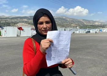 Altınları çalınan depremzede kadın hırsızların yakalanmasını istedi