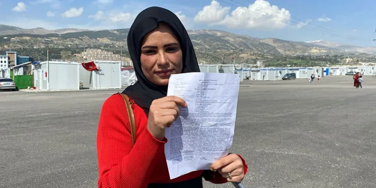 Altınları çalınan depremzede kadın hırsızların yakalanmasını istedi
