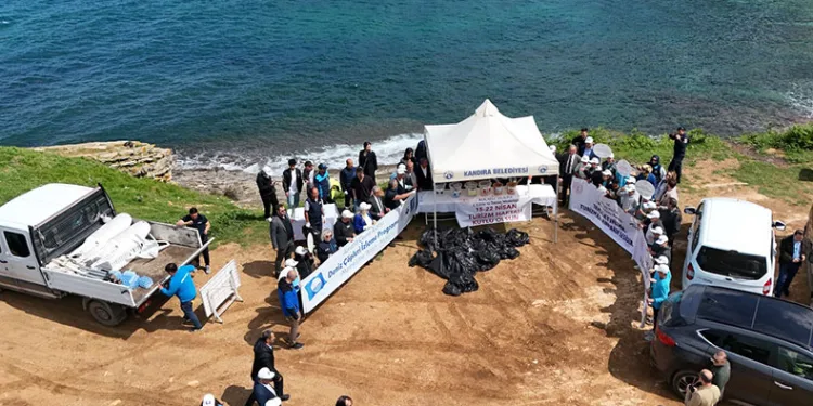 Sardala Koyu’ndan 30 poşet atık toplandı