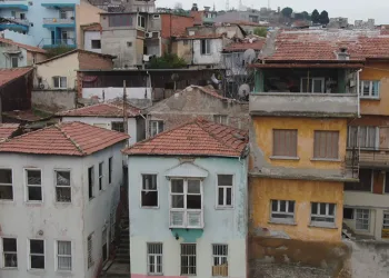 İzmir’in göbeğinde can çekişen tarih