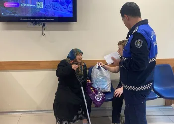 Yaşlı kadının yardımına zabıta yetişti