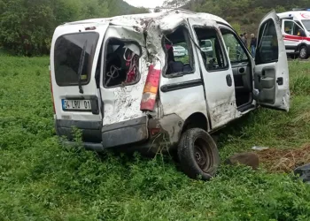 Takla atan hafif ticari araçtan yara almadan kurtuldular