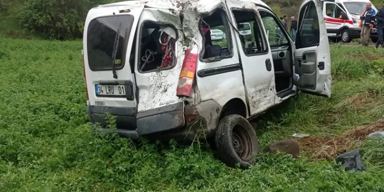 Takla atan hafif ticari araçtan yara almadan kurtuldular