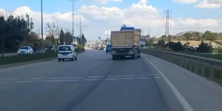 Bursa’da aksı yamuk tırı görenler gözlerine inanamadı