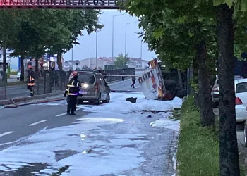 Benzin yüklü tanker kaza yaptı: Yol kapatıldı, evler tahliye edildi