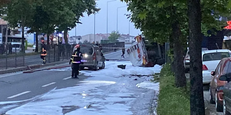 Benzin yüklü tanker kaza yaptı: Yol kapatıldı, evler tahliye edildi