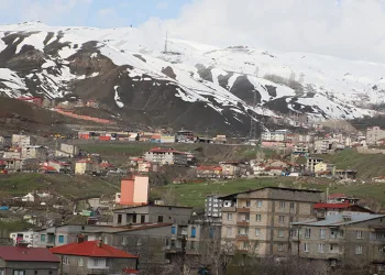 Hakkari dağları yeniden beyaza büründü