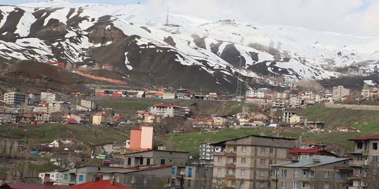 Hakkari dağları yeniden beyaza büründü