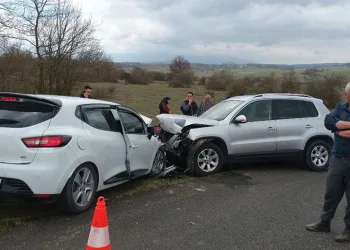 Otomobiller kafa kafaya çarpıştı: 8 yaralı