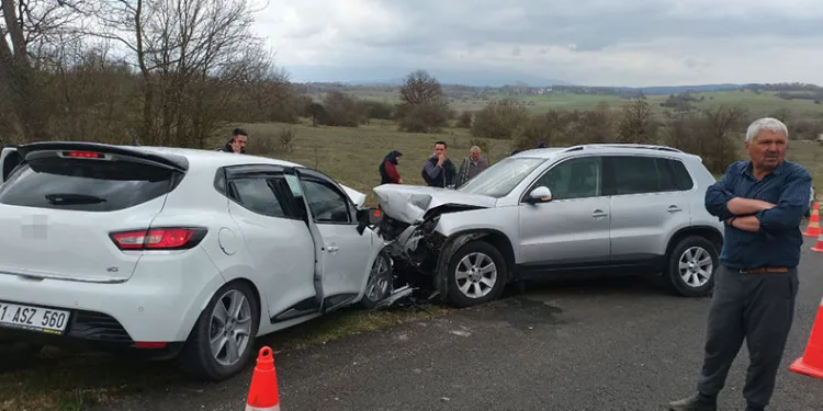 Otomobiller kafa kafaya çarpıştı: 8 yaralı