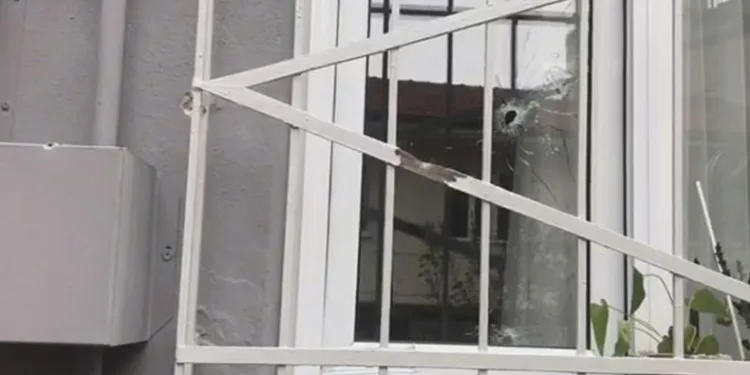 Önce zile bastı, sonra tetiğe