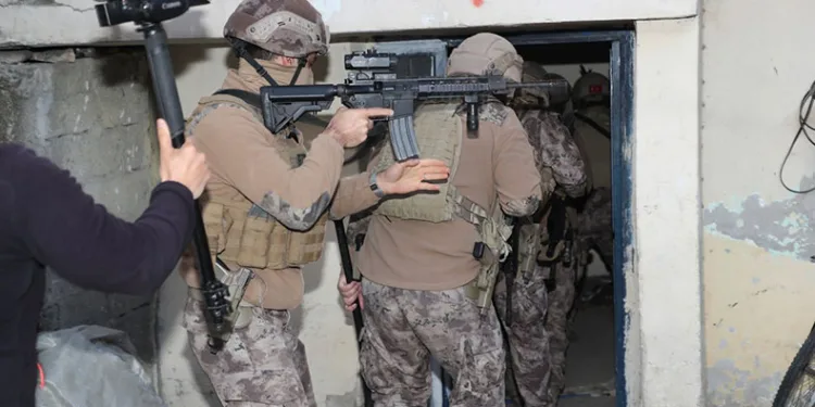 Mersin’de sanal dolandırıcılara eş zamanlı operasyon