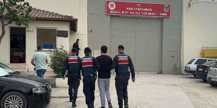 27 yıl 21 ay hapis cezası ile aranıyordu