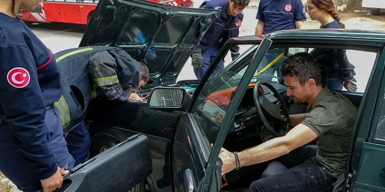 Antalya’da otomobilde yılan alarmı