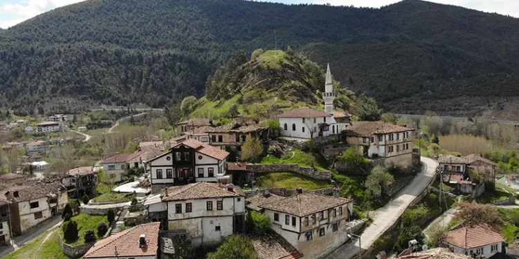 Görenleri tarihi yolculuğa çıkarıyor
