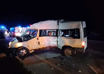 Samsun’da yolcu otobüsü minibüsle çarpıştı