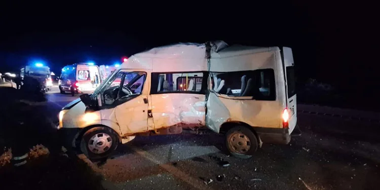 Samsun’da yolcu otobüsü minibüsle çarpıştı
