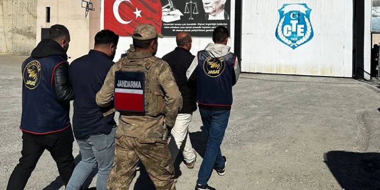 Ağrı’da 4 yıl hapis cezası bulunan firariler yakalandı