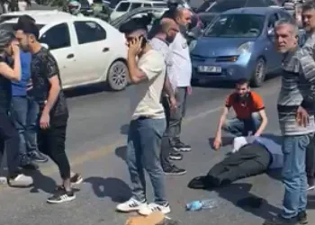 Efeler’de iki otomobil çarpıştı
