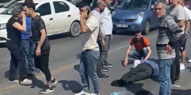 Efeler’de iki otomobil çarpıştı