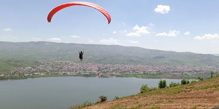 Yamaç paraşütü etkinliği büyük ilgi gördü