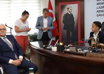 Burhaniye’de çocuk başkan makamı devraldı
