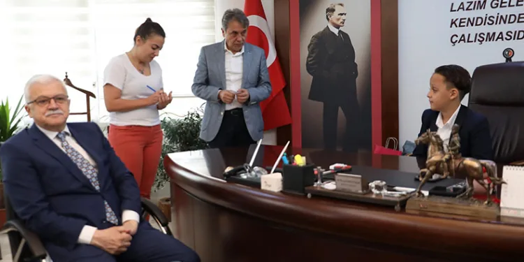 Burhaniye’de çocuk başkan makamı devraldı