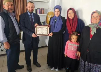 Simav’da 3 kız öğrenci hafız oldu